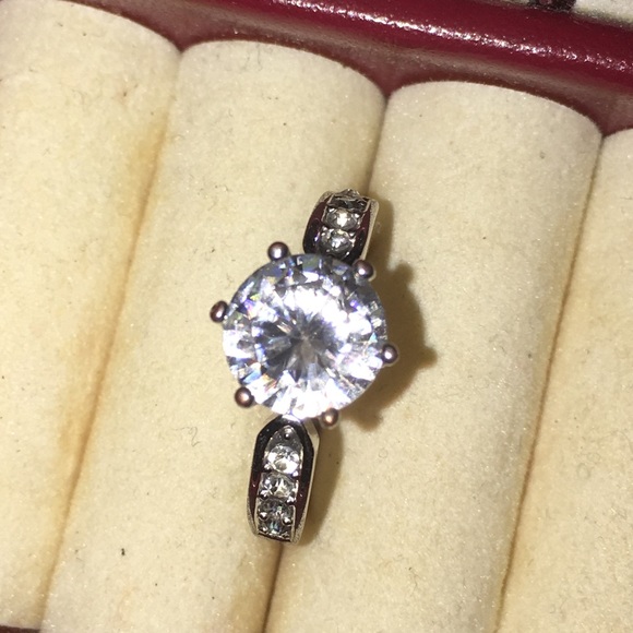 Jewelry - 🖤Solitaire Ring size 6🖤
